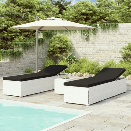 Ensemble de 2 bains de soleil avec table d'appoint en résine tressée blanche et coussins noirsse