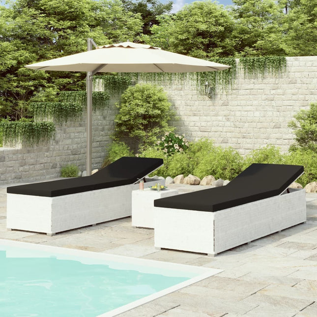 Ensemble de 2 bains de soleil avec table d'appoint en résine tressée blanche et coussins noirsse