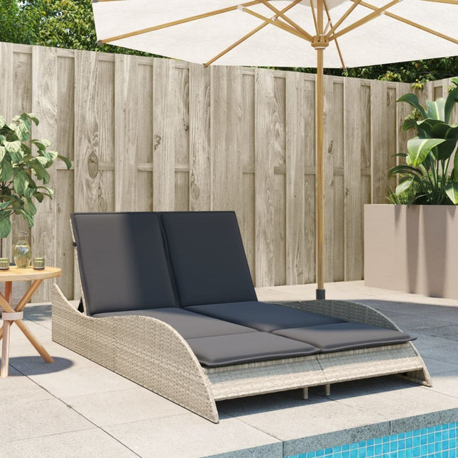 Bain de soleil double en résine tressée gris clair avec coussins crème