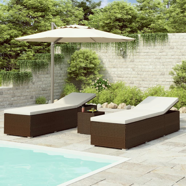 Ensemble de 2 bains de soleil avec table d'appoint en résine tressée marron et coussins blancs