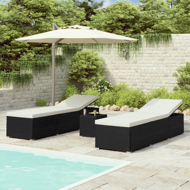 Ensemble de 2 bains de soleil avec table d'appoint en résine tressée noire et coussins blancs